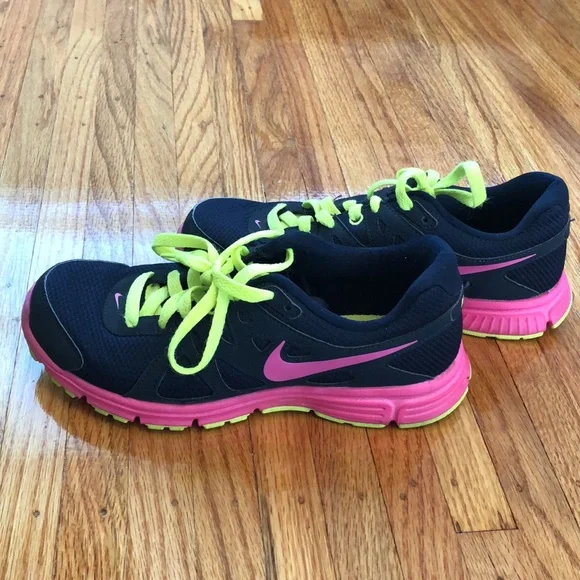 *SOLD* Women’s Nike Revolution 2 Running Shoes - Picture 3 of 8